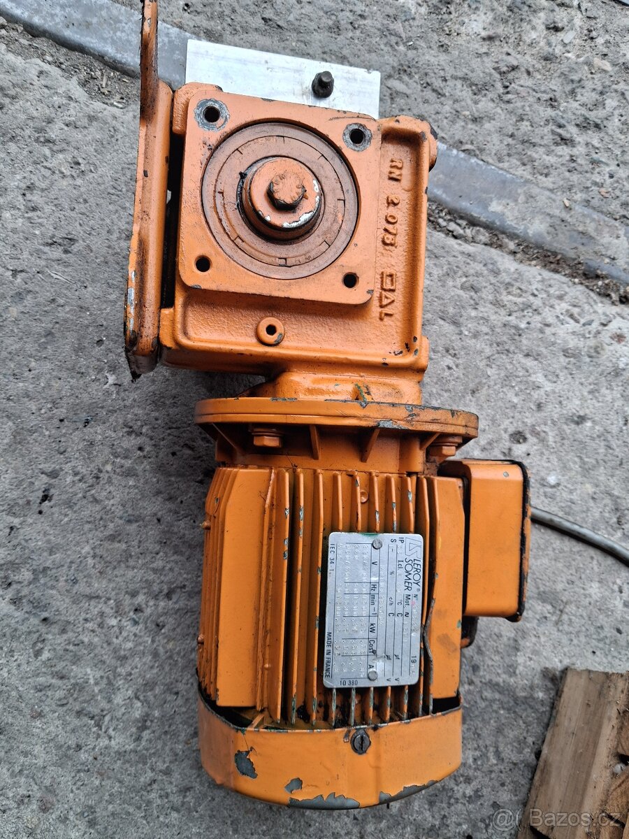 Prodám elektromotor s převodovkou - 3