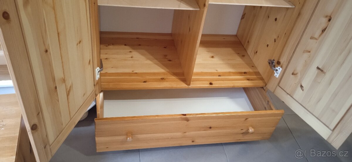 Dřevěná borovicová šatní skříň - 3