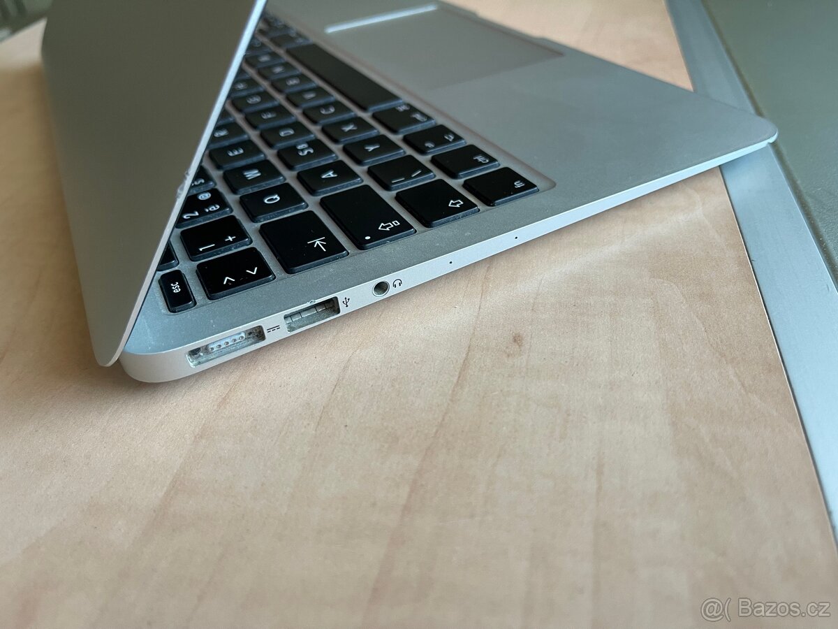 MacBook Air 11. 2014. Core i5 - 3