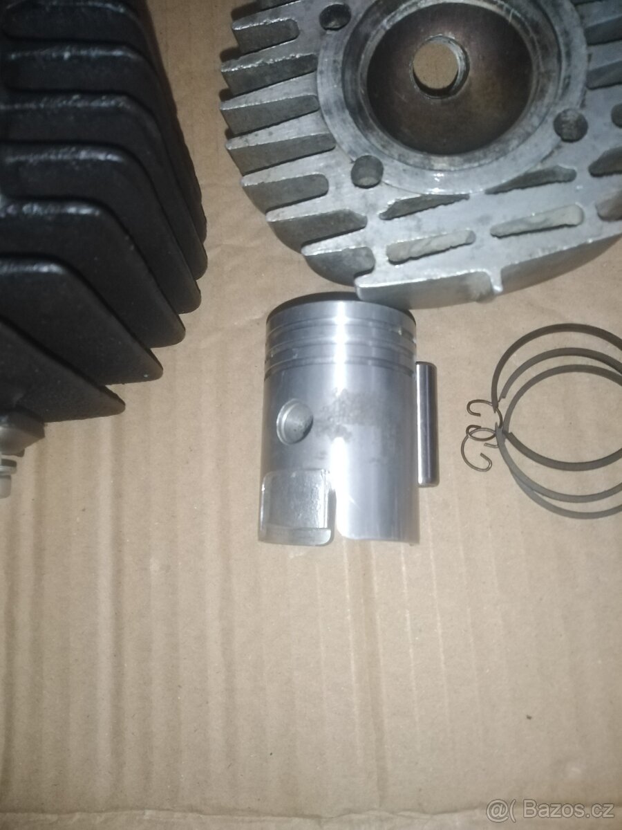 Prodám válec hlavu 550 555. - 3