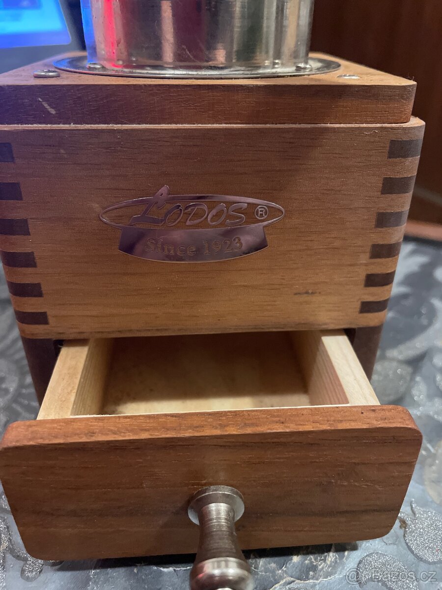 mlýnek na kávu, dřevo ,kov,,značeno LODOS since 1923 - 3