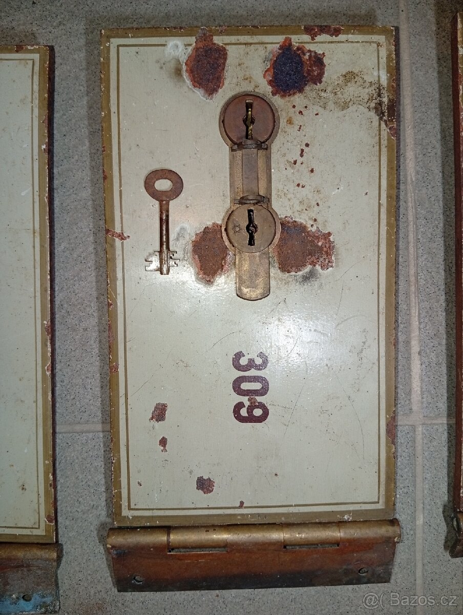 Staré dvířka od bezpečnostní schránky - 3