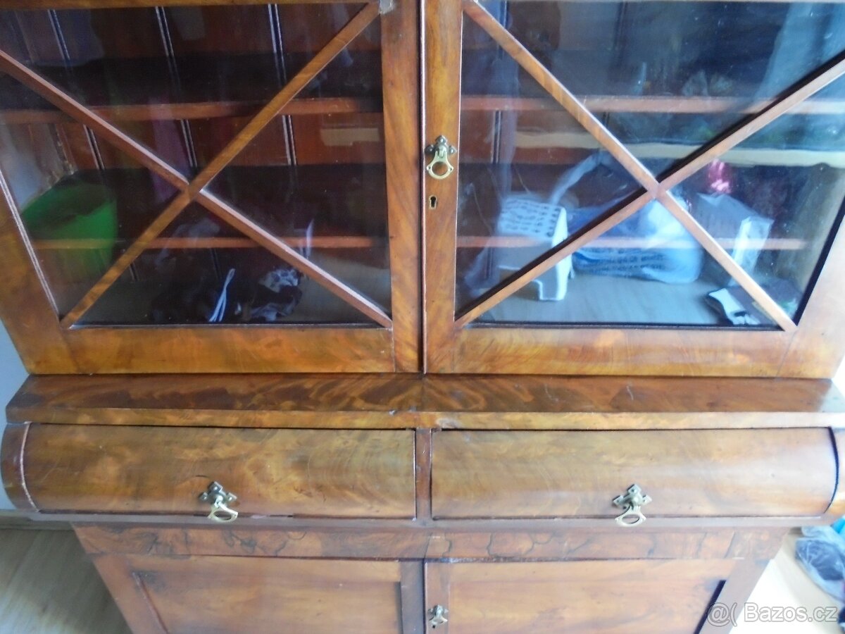 Starožitný nábytek šikovných rozměrů. - 3