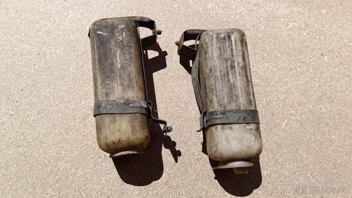 DKW Munga - dvě nadoby od ostřikovačů - 3