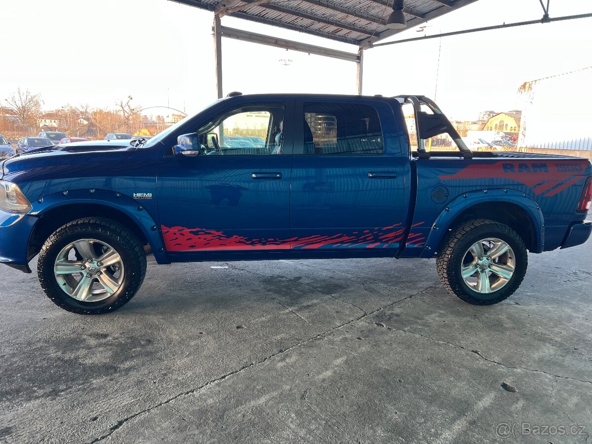 DODGE RAM 5.7 HEMI 4X4 model roku 2015