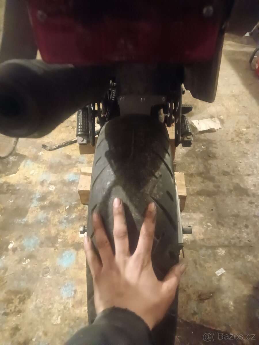 Kola Suzuki gsx 750 - 3