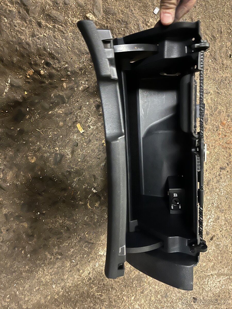 Škoda Octavia 2 kastlík spolujezdce - 3