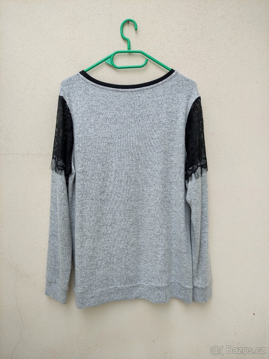 Šedý svetřík s krajkou - 3