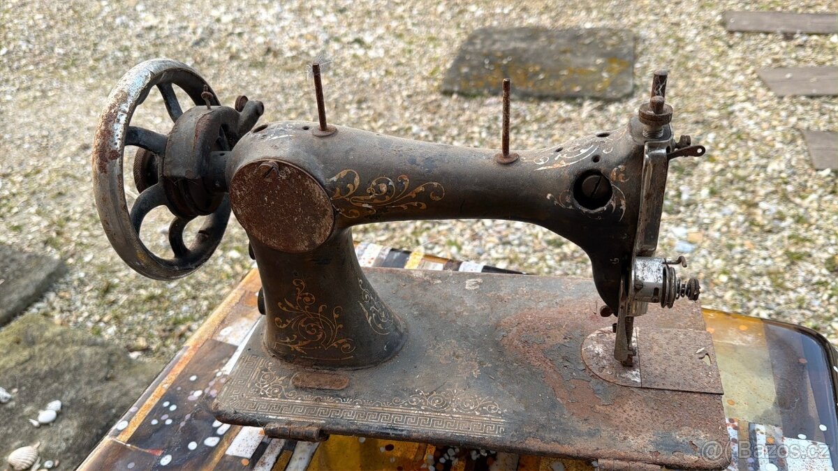 Starý šicí stroj - 3