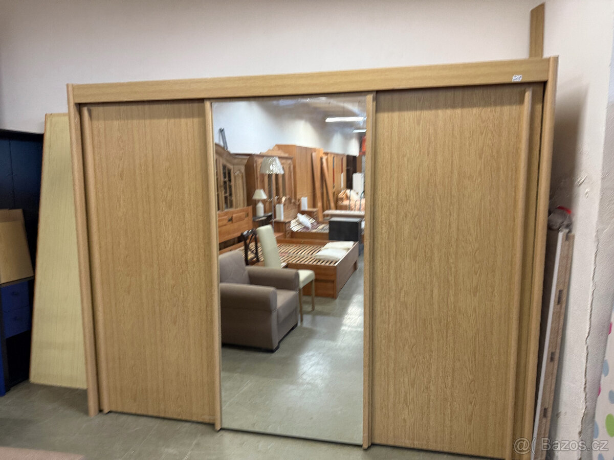 Třídveřová velká šatní skříň s posuvnými dveřmi - 3