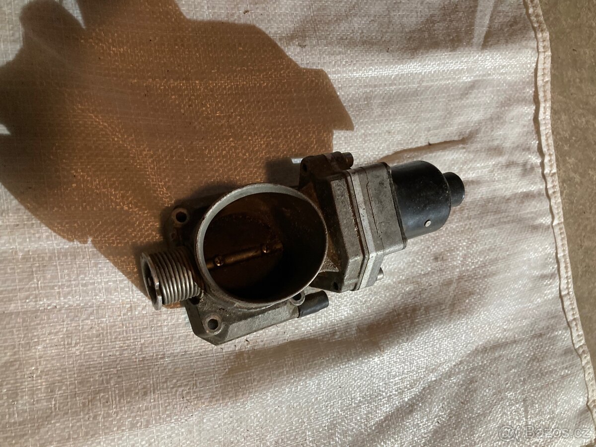 Škrtící klapka - BMW e31 850i - 3