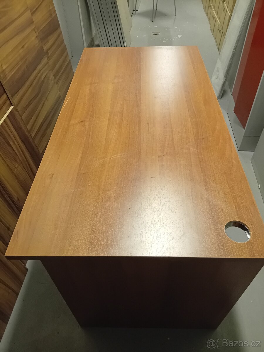 Použitý kancelářský stůl. - 3