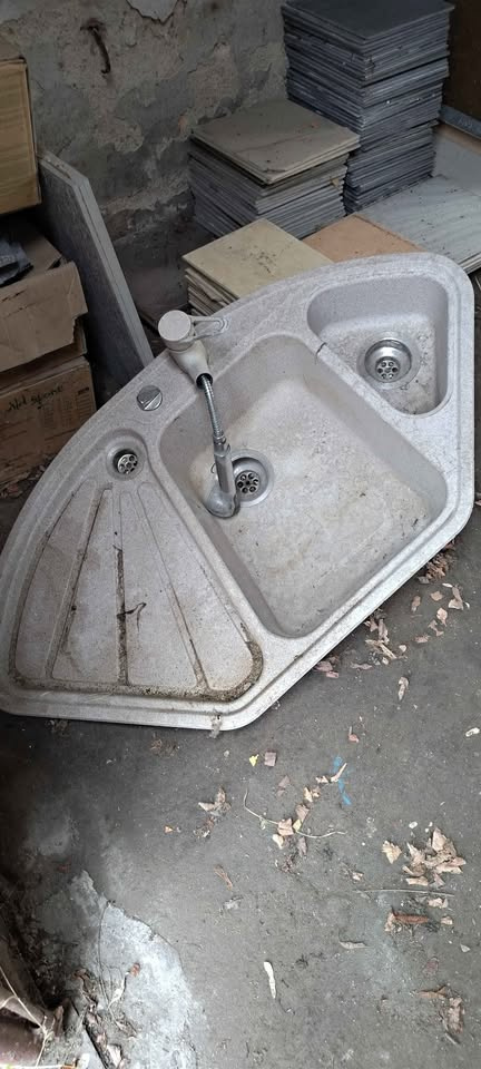 Rohový kuchyňský dřez s baterií - 3