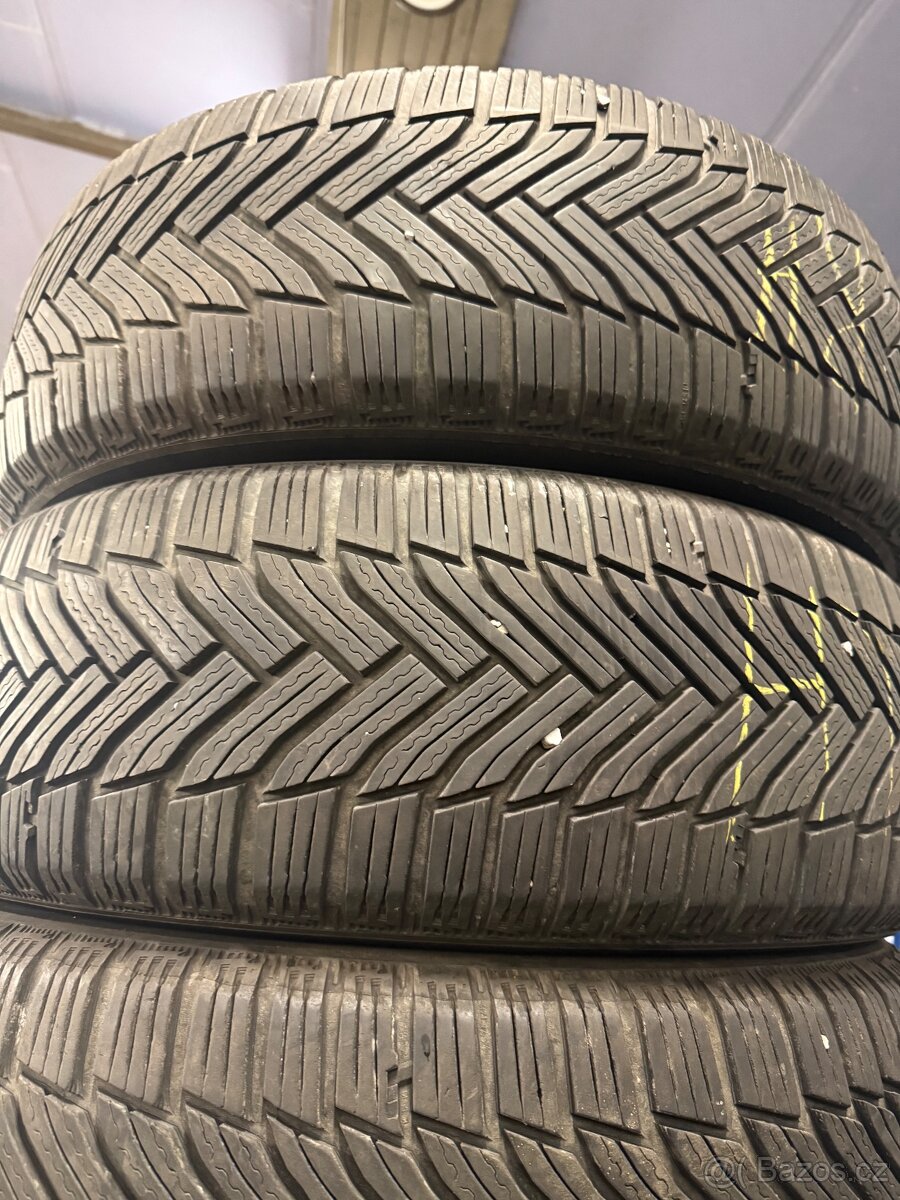 prodám zimní 215/65/16 Michelin - 3