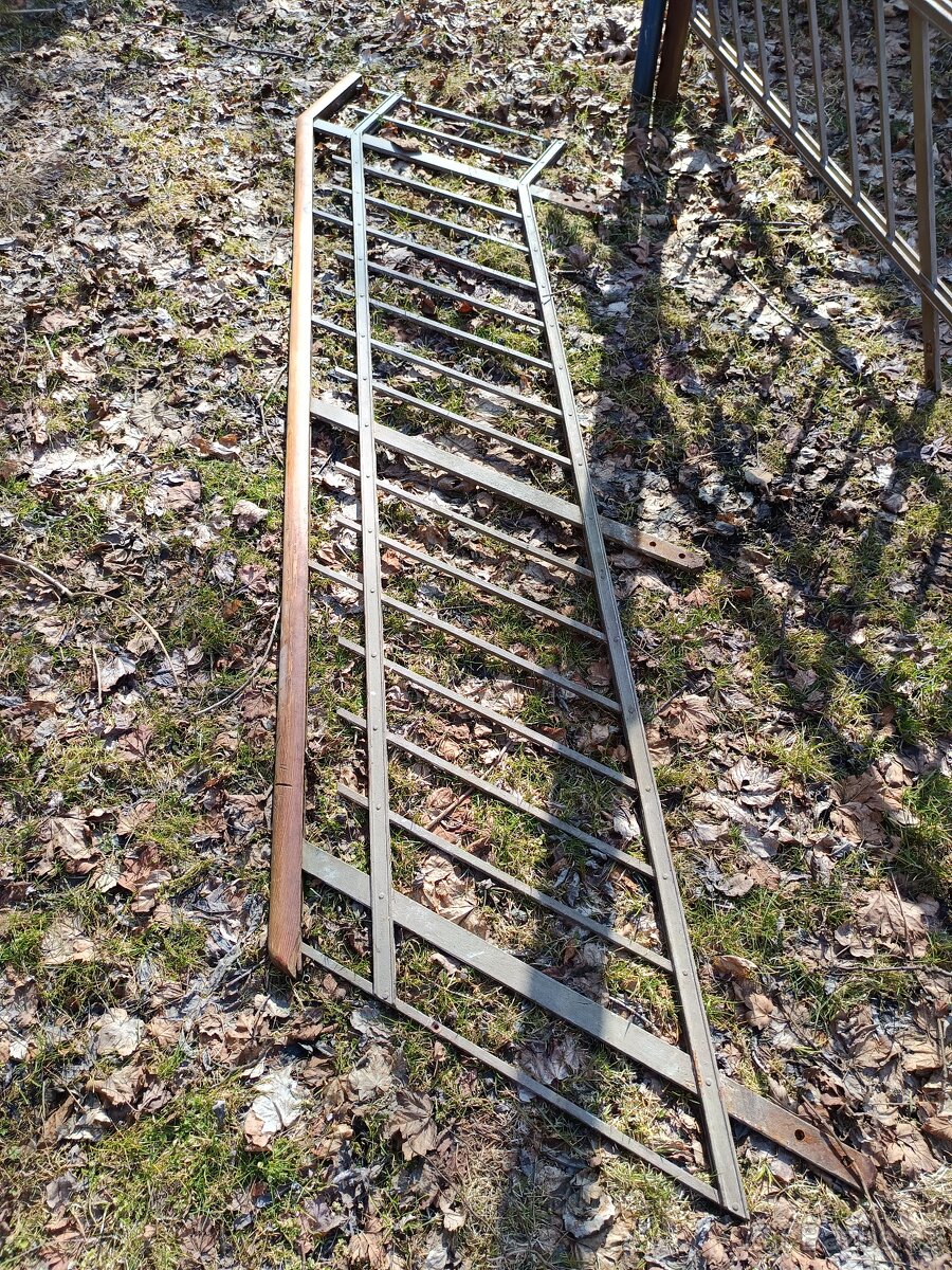 Prodám 100 let staré ocelové zábradlí, madlo dřevo t - 3