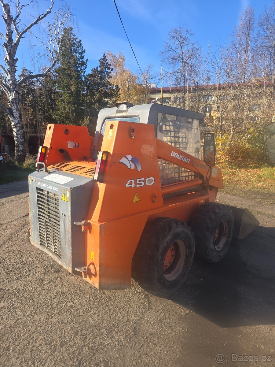 Smykový nakladač Doosan 450 - 3