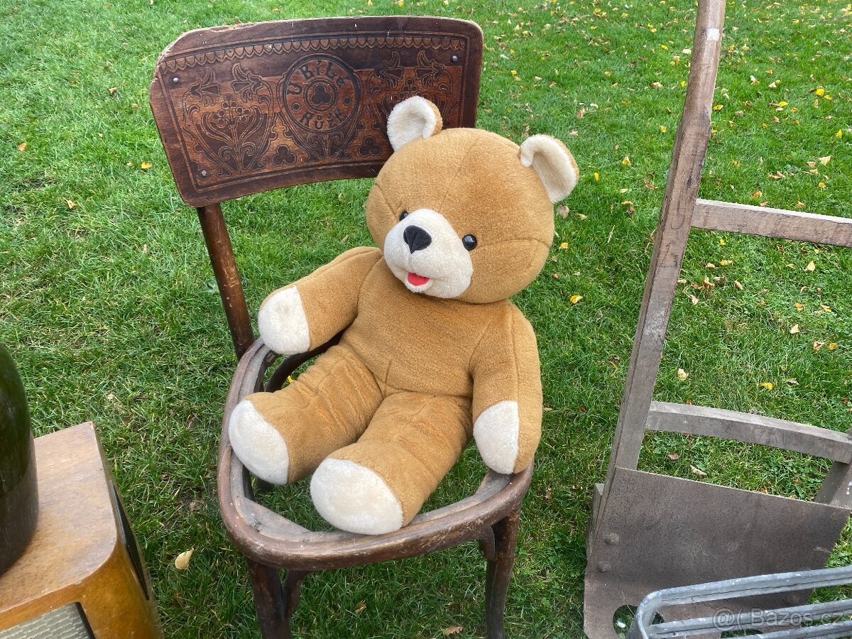 staré rádio stará plechovka starý medvídek židle rudl - 3