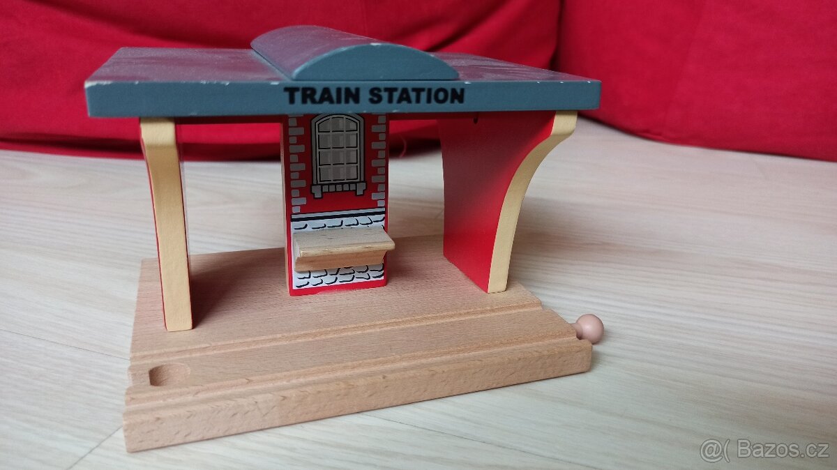 Vláčkodráha dřev. sada 3 ks - 1x mašina, přejezd, zastávka - 3
