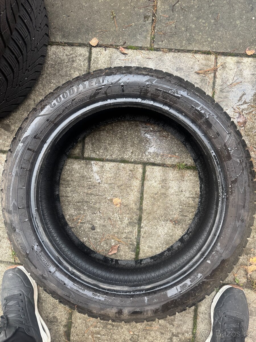 Jedna zimní pneu 215/50/18 GoodYear - 3