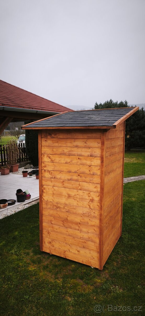 Dřevěný záchod - 3