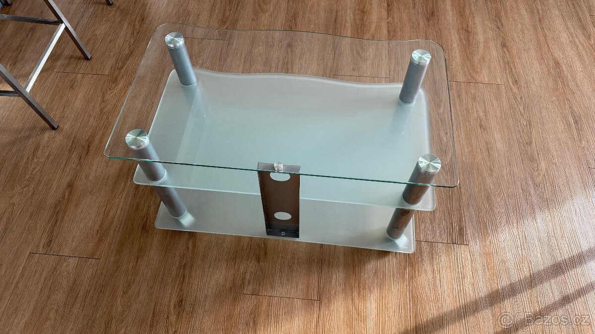 Prodám TV stolek z tvrzeného skla a kovu na kolečkách - 3