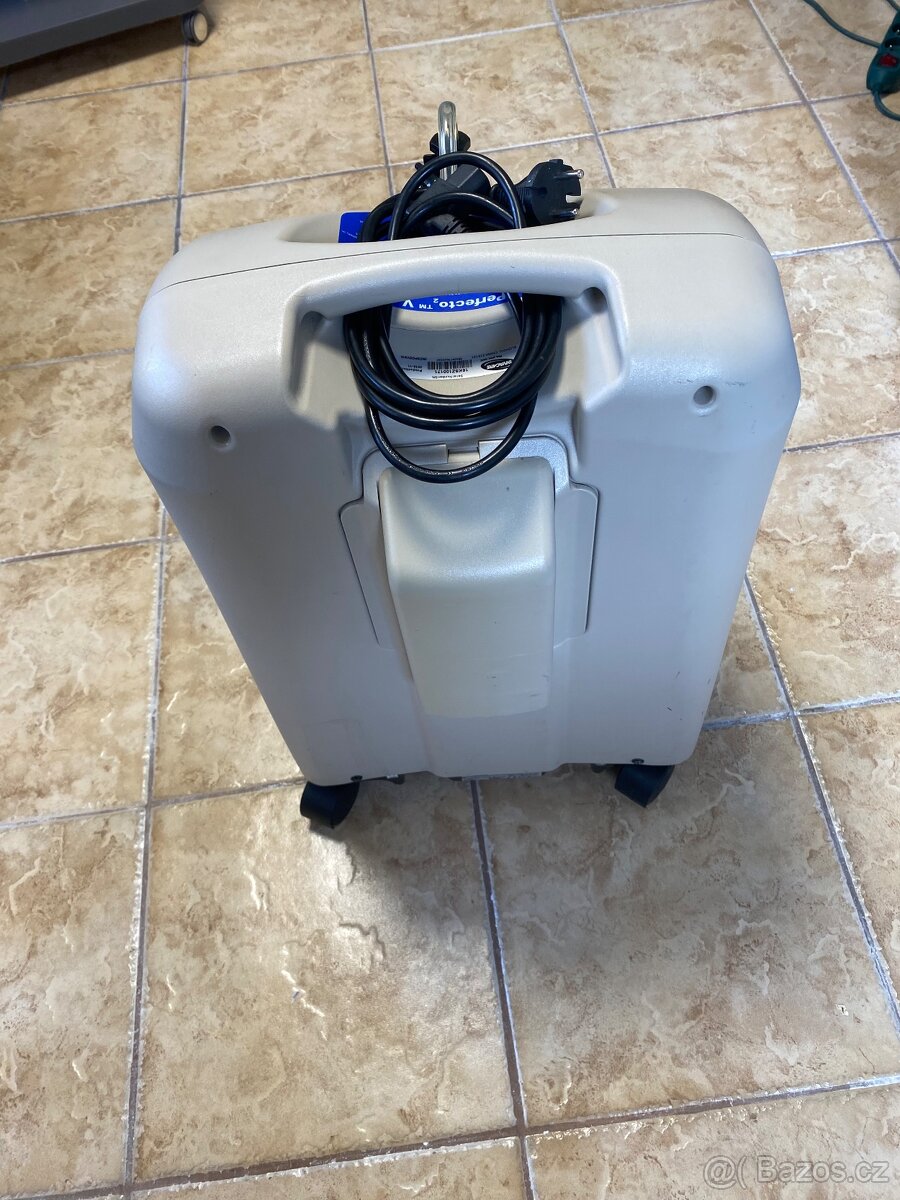 Kyslíkový přístroj - oxygenerátor Invacare Perfecto 2 - 3