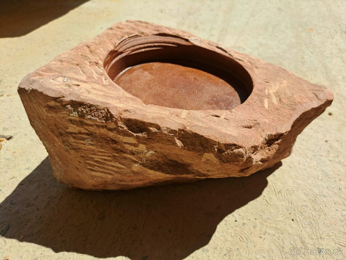 Kamenná pítka z červeného pískovce - 3