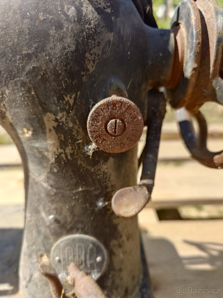 Starý šicí stroj Lada - 3