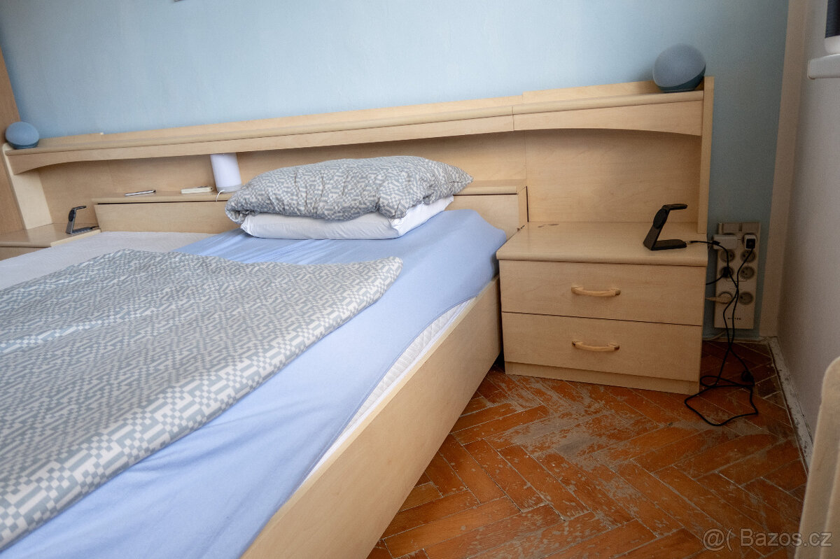 Manželská postel s nočními stolky - 3