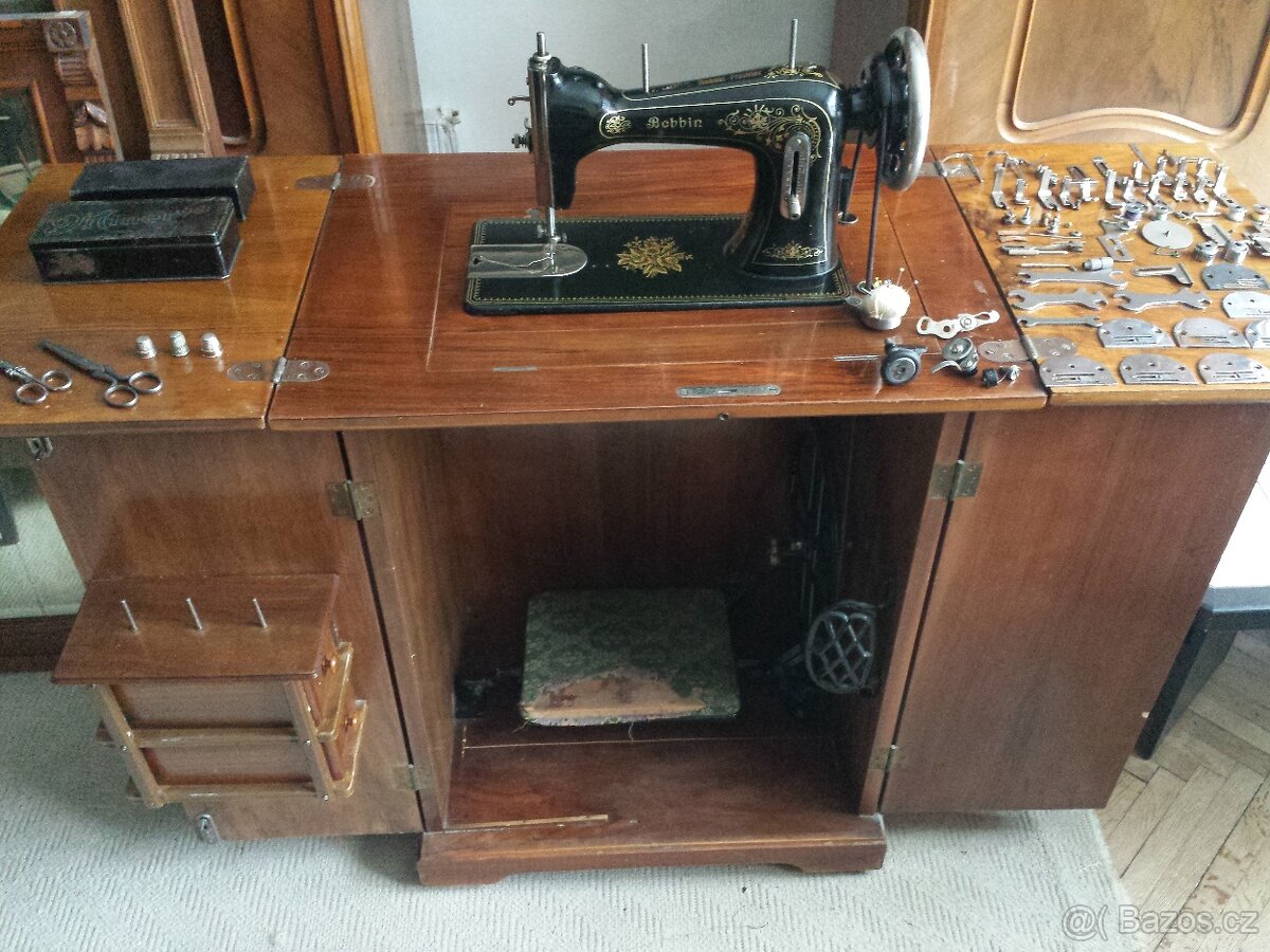 100 let starý starožitný skříňový šicí stroj BOBBIN - 3