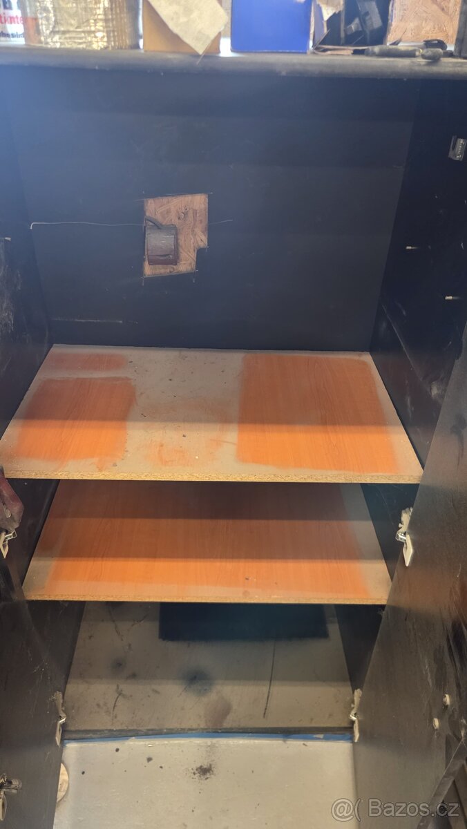 Dřevěná skříň - 3