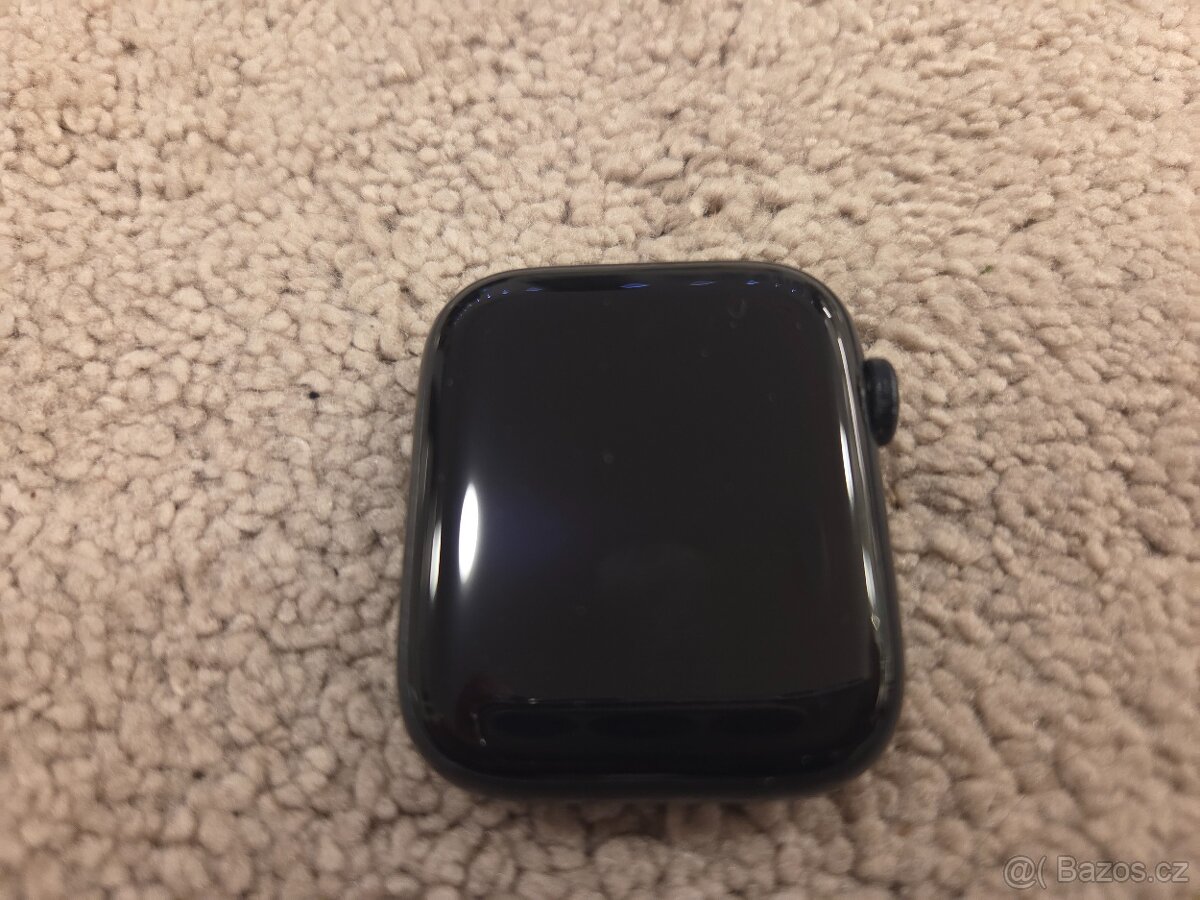 Apple Watch SE (2022) - 44 mm, temně inkoustový hliník - 3