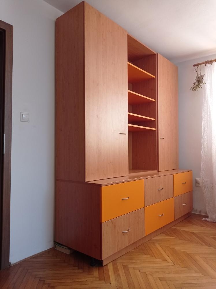 Šatní skříň, psací stůl, postel a poličky - 3