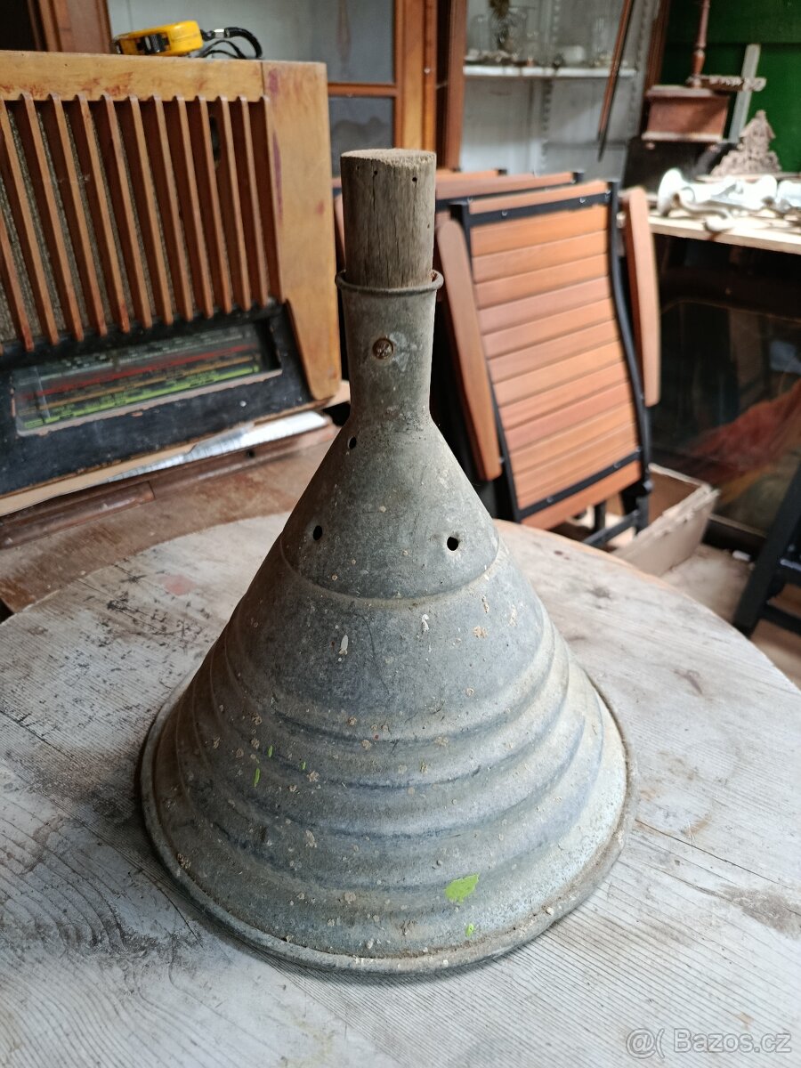 Stará plnička peří - trychtýř na polštáře a peřiny - 3