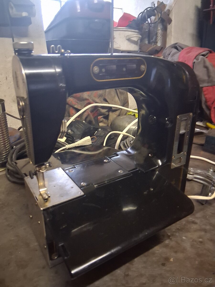 Sběratelský šicí stroj NDR - 3