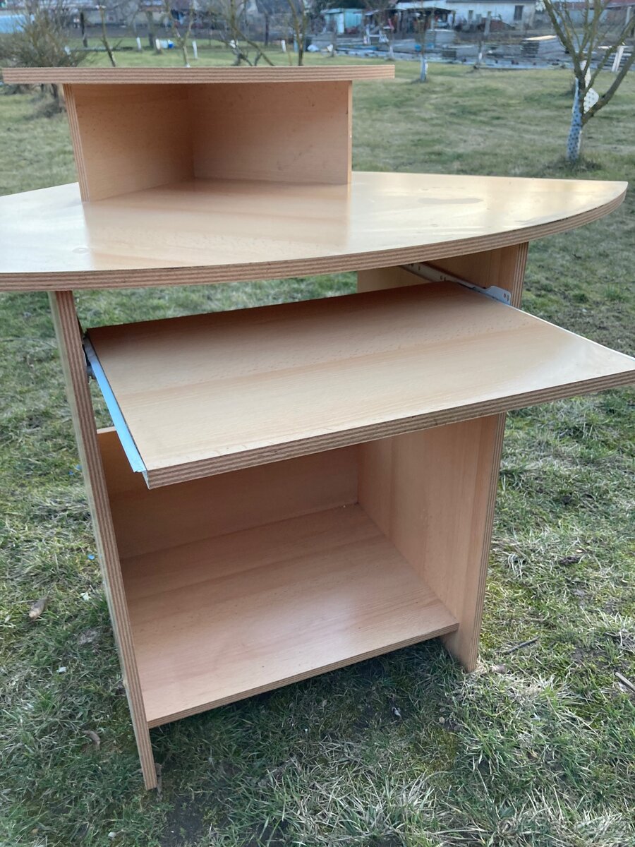 ROHOVÝ POČÍTAČOVÝ STOLEK. - 3