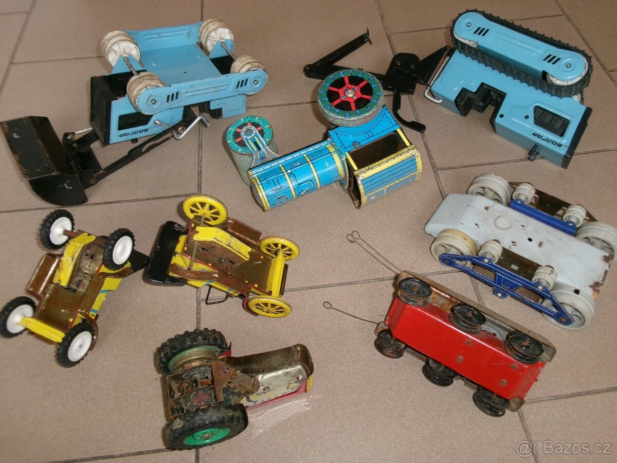 Prodám různé plechové a dřevěné hračky. Dřevěný červený trak - 3