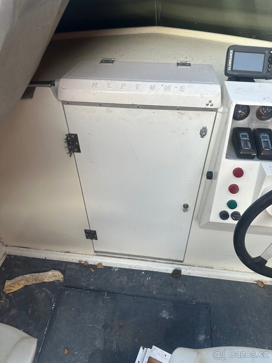 Motorový člun s kajutou - 3