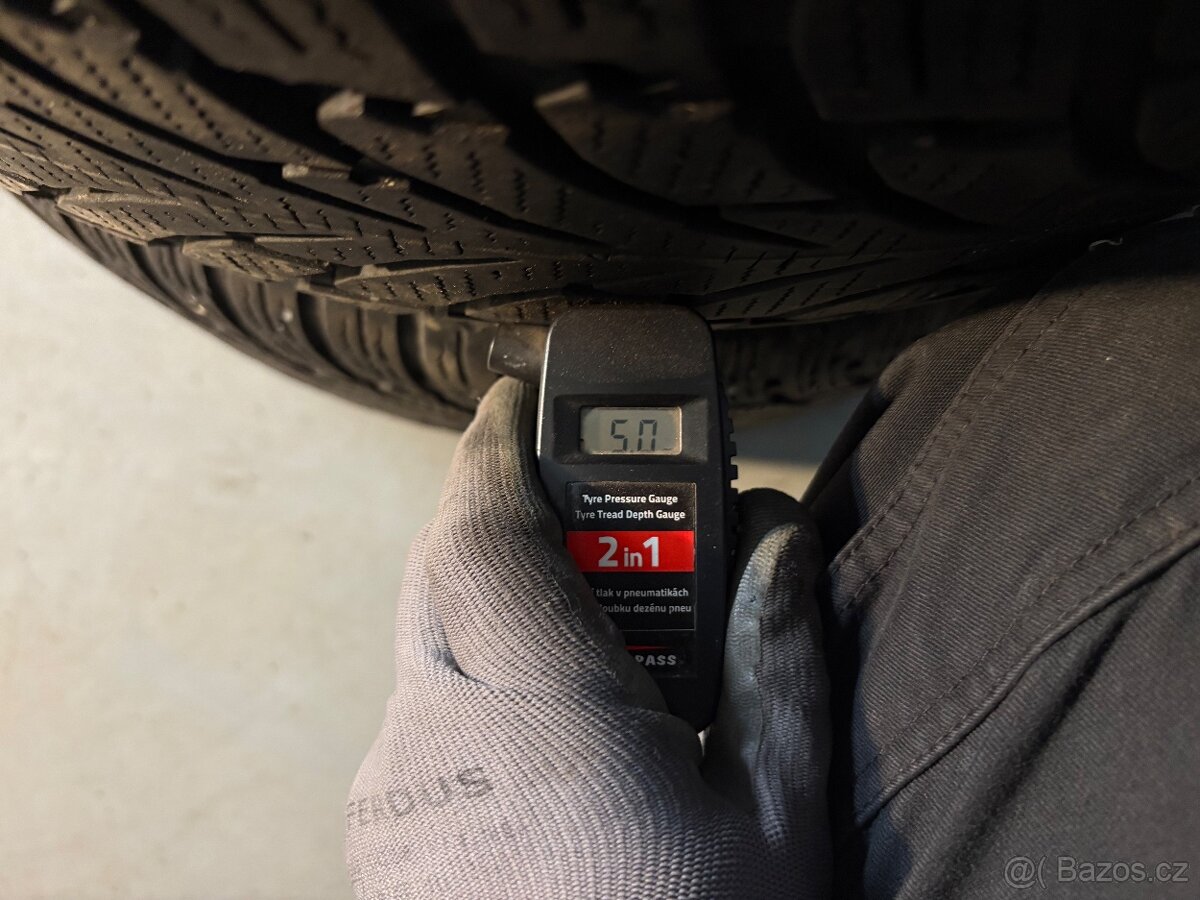 Zimní pneu Nokian 235/50R18 - 3