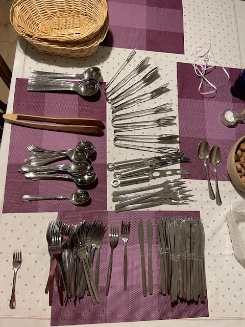 Talířky, tácy, příbory, stolky - 3