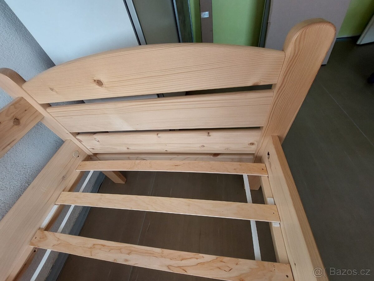 Dřevěná postel v pěkném stavu - 3
