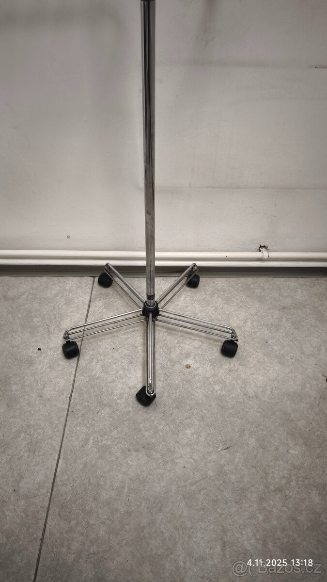 OTÁČECÍ STOJAN NA KOLEČKÁCH - 3