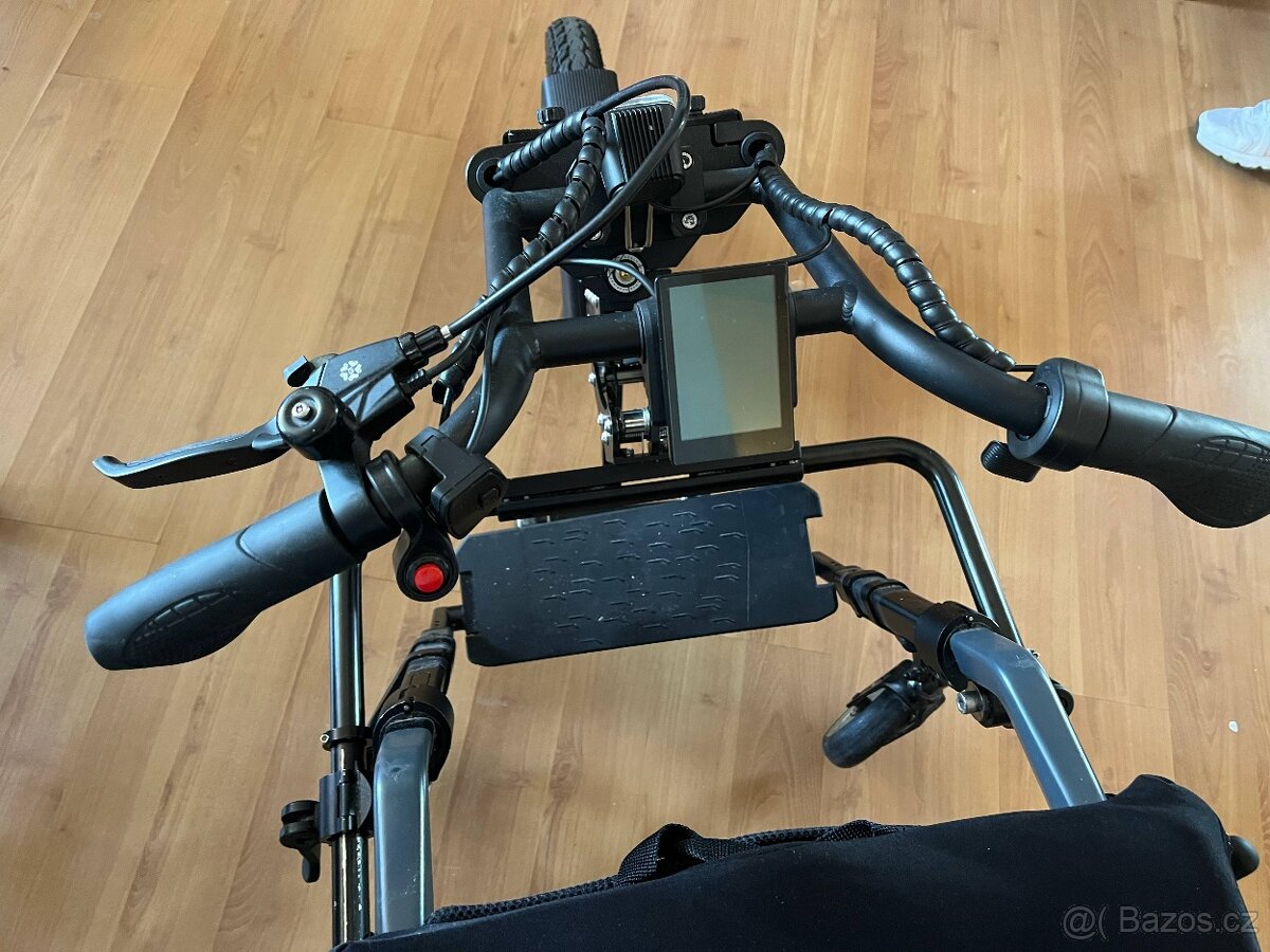 Velka SLEVA Skládací švýcarský invalidní vozík s pohonem - 3