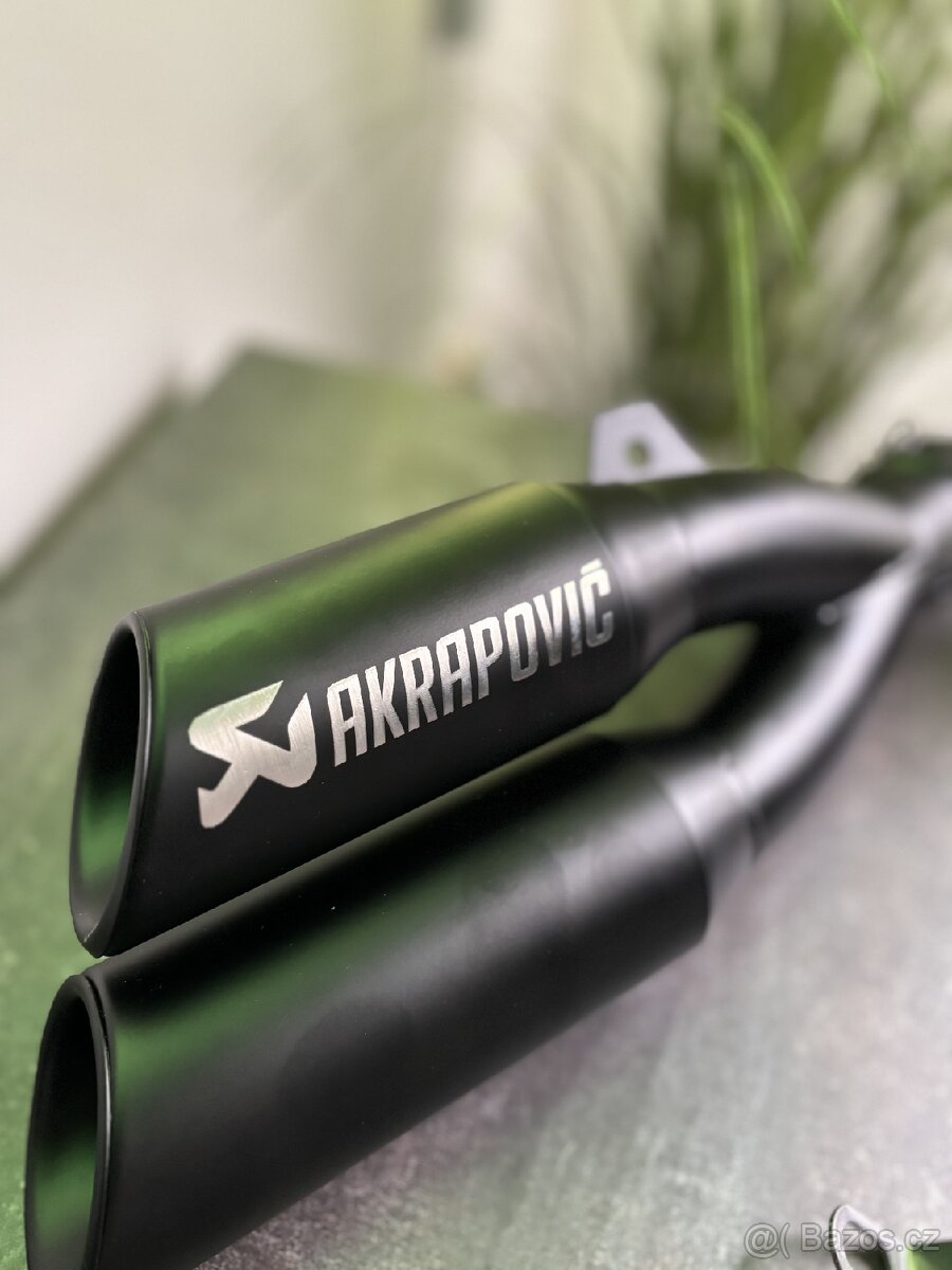 Akrapovič dvojitá koncovka výfuku na motorku černá - 3