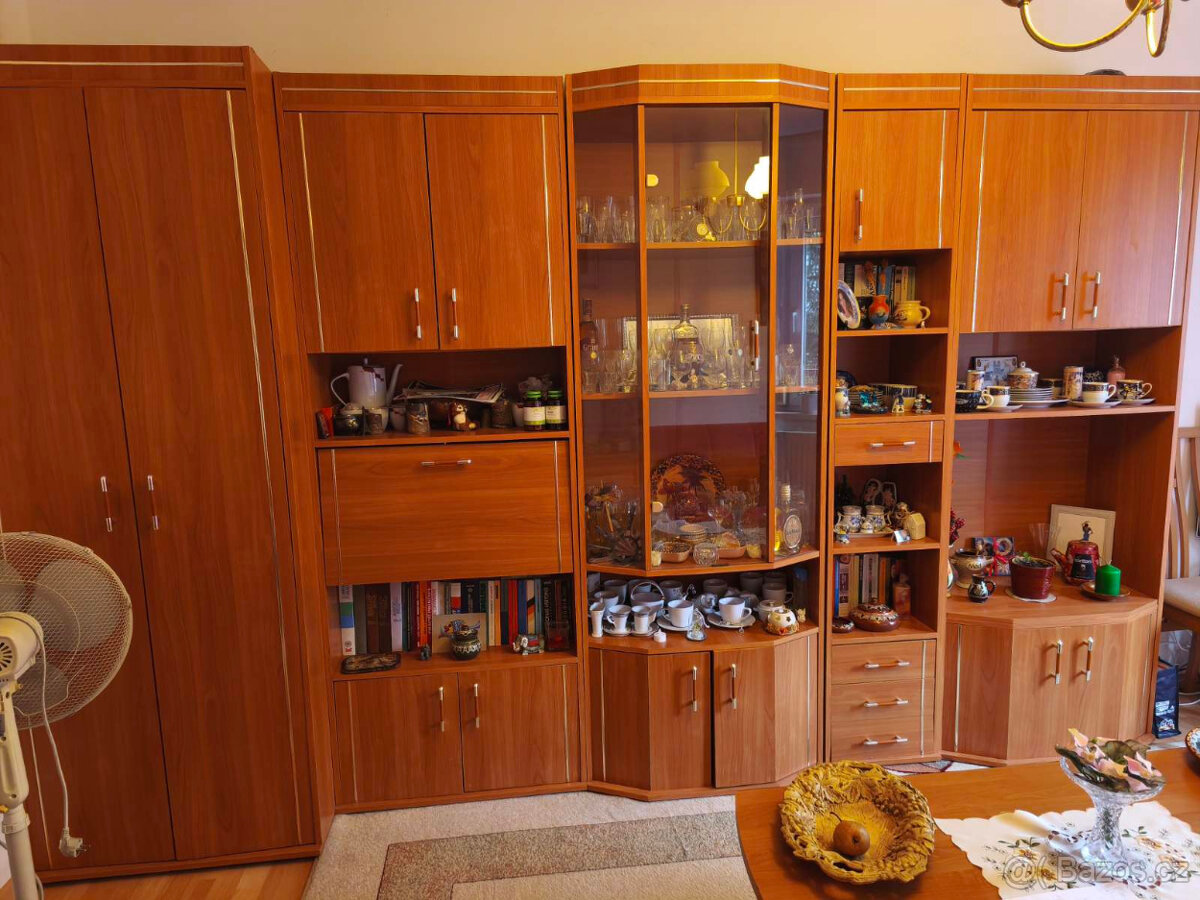 šatní skříň a další části stěny - 3