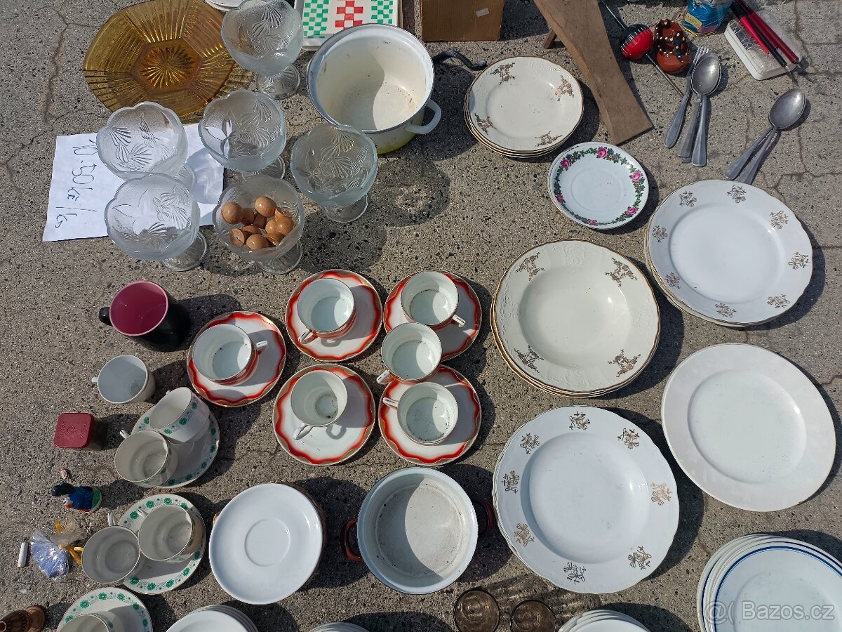 starý polštář nádobí lustr světlo židle hrneček talíř příbor - 3