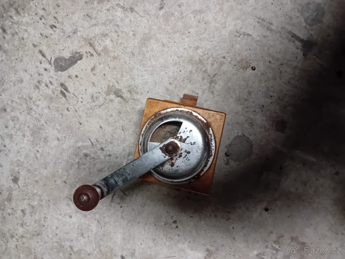 Starý mlýnek na kávu - 3