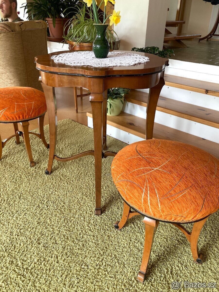 Starožtiný stůl a 2 taburetky - 3