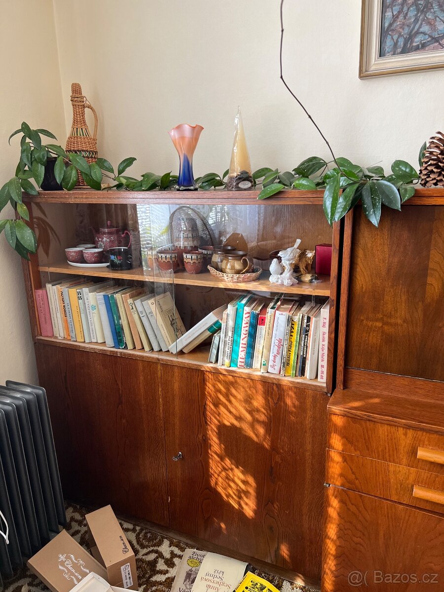 Zachovalá obývací stěna s barem a vitrínou - 3