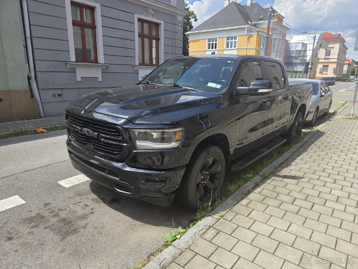 RAM 1500 BIGHORN V8